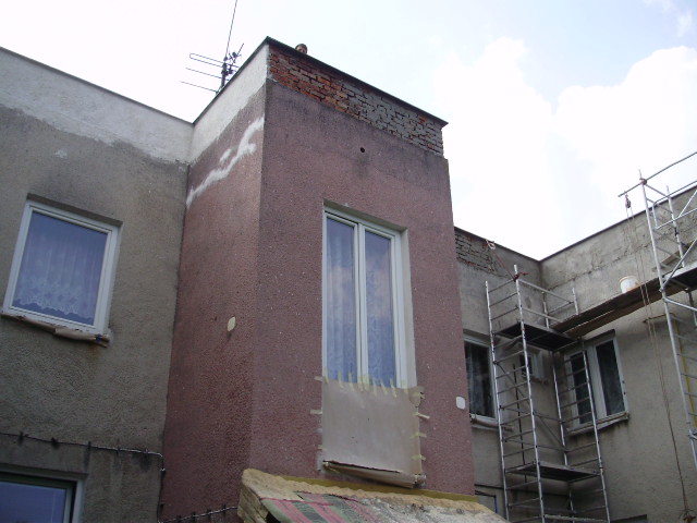 oprava fasády a náter strechy obytného domu
